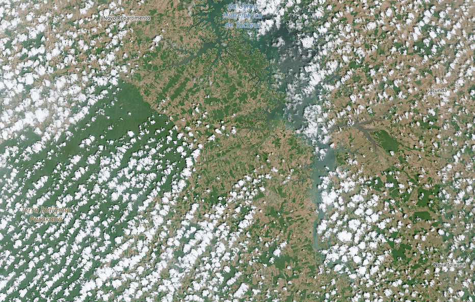 Imagem de satélite da região de Tucuruí, mostrando áreas de vegetação, corpos d'água e nuvens.
