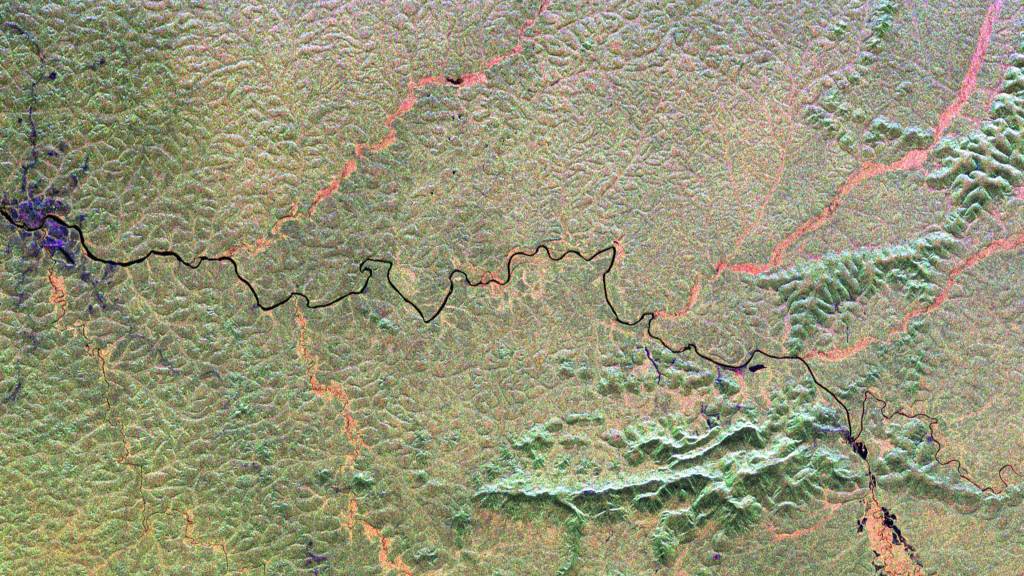 Imagem de satélite mostrando um rio serpenteando por uma paisagem verde e texturizada, com contornos em preto.